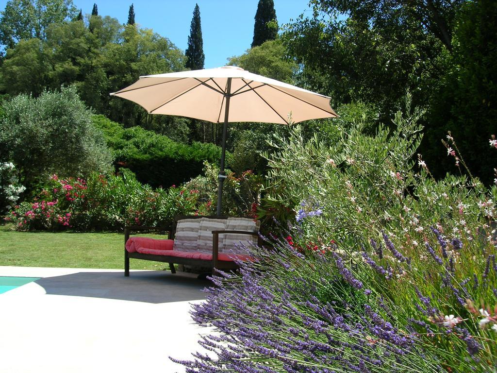 Mas Calbret Bed & Breakfast Saint-Etienne-du-Gres Exterior photo